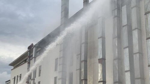 30秒 四川泸州白酒产业园区一瓶盖厂起火 现场浓烟滚滚